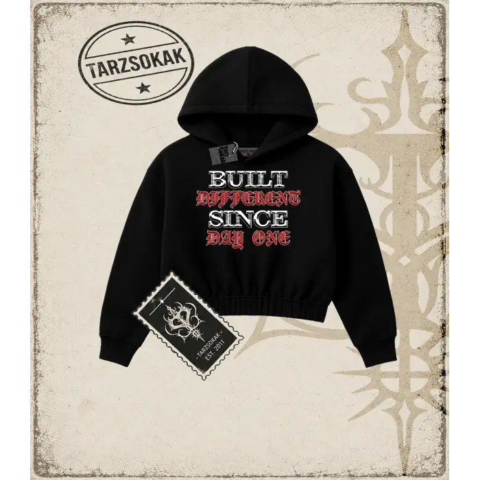 BUILT DIFFERENT Kadın Crop Kapşonlu Sweatshirt