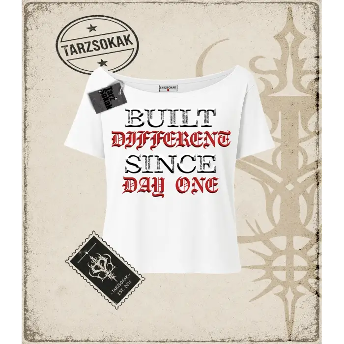 BUILT DIFFERENT Kadın Kayık Yaka Tişört