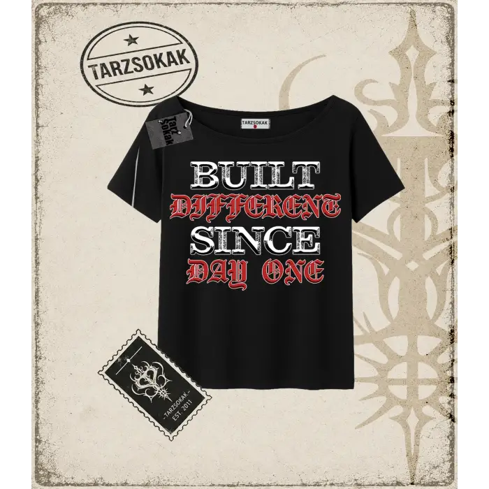 BUILT DIFFERENT Kadın Kayık Yaka Tişört