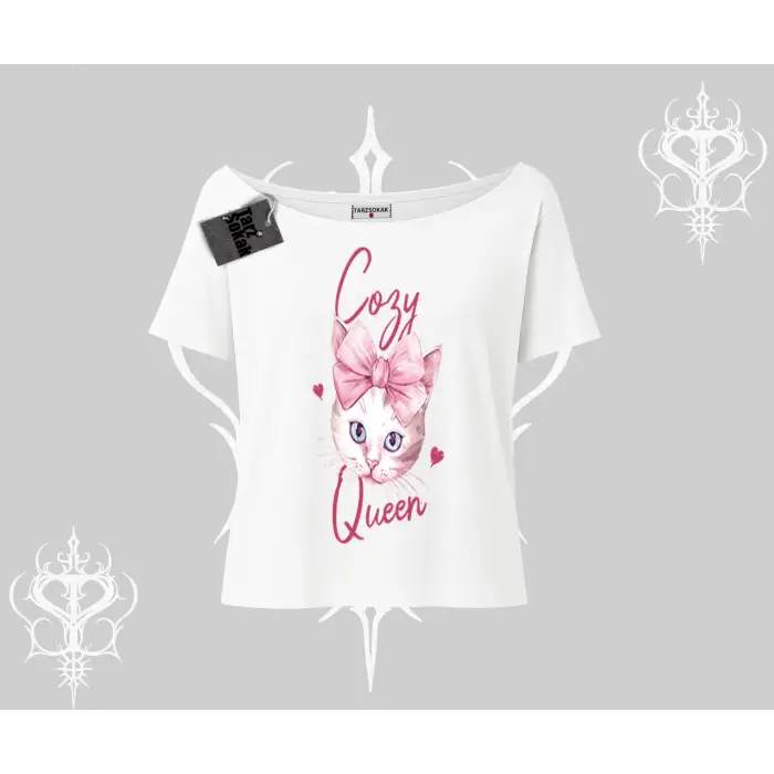 Cozy Queen Kedi Baskılı Kayık Yaka Tshirt