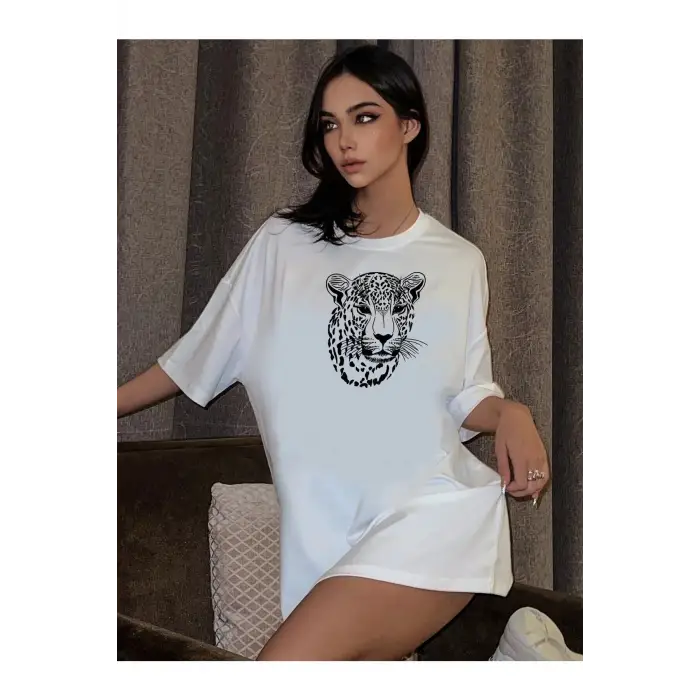 Kadın Beyaz Leopar Figür Baskılı Oversize T-shirt