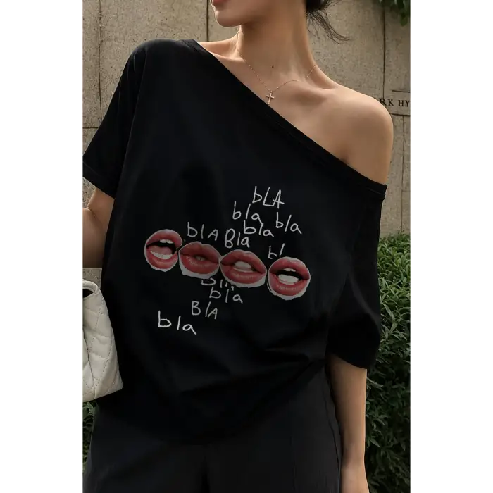 Kadın Düşük Omuz Kayık Yaka Bla Bla Baskılı