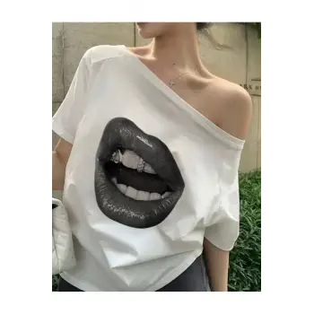 Beyaz Kadın Düşük Omuz Kayık Yaka Dudak Baskılı