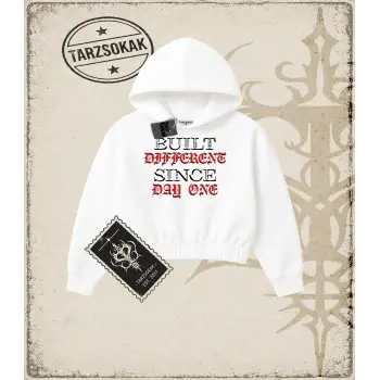 BUILT DIFFERENT Kadın Crop Kapşonlu Sweatshirt