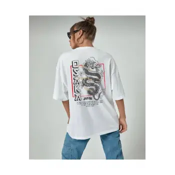 Kadın Oversize Osaka Baskılı Beyaz Tshirt