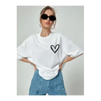 Minimal Kalp Baskılı Beyaz Oversize Tshirt