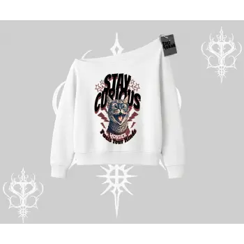 Stay Curious Kedi Baskılı Kayık Yaka Sweatshirt