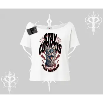Stay Curious Kedi Baskılı Kayık Yaka Tshirt