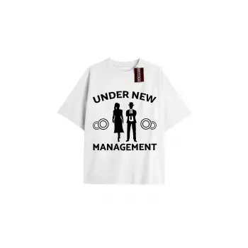 UNDER NEW MANAGEMENT Unisex Oversize Yazılı Tshirt BEYAZ
