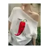Beyaz Kadın Düşük Omuz Kayık Yaka Chilli Baskılı