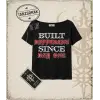 BUILT DIFFERENT Kadın Kayık Yaka Tişört