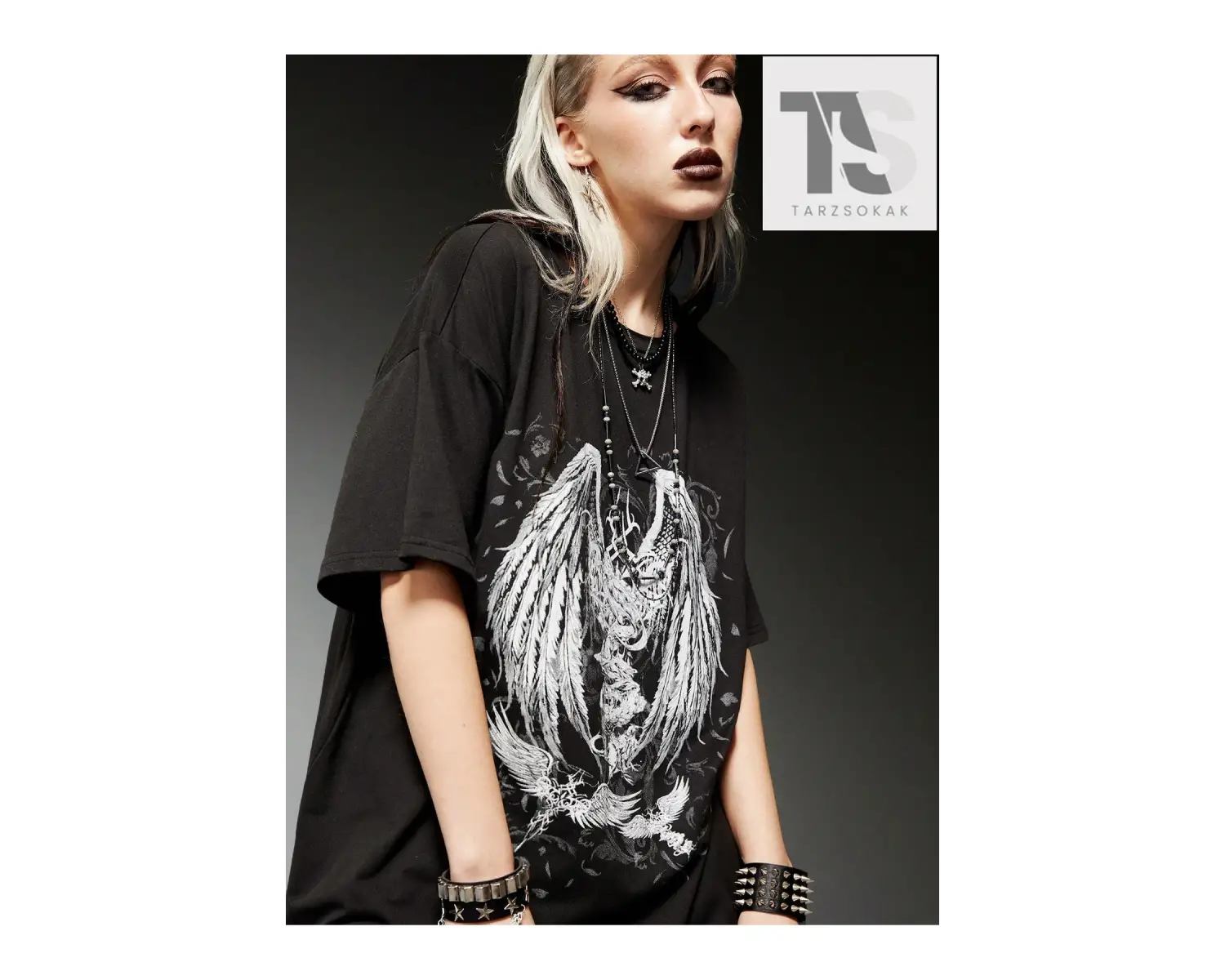 Araba ve Mektup Grafikli Düşük Omuzlu Tişört