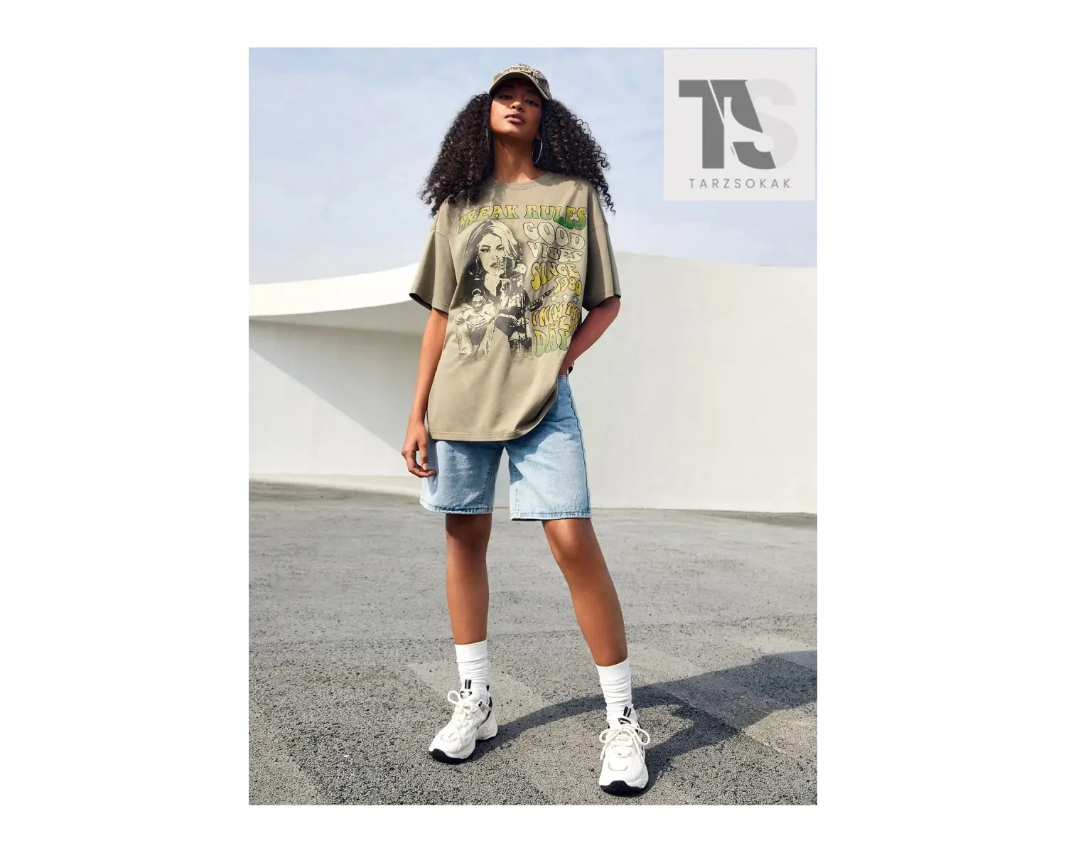 Ayı ve Mektup Grafikli Düşük Omuz Oversize Tişört