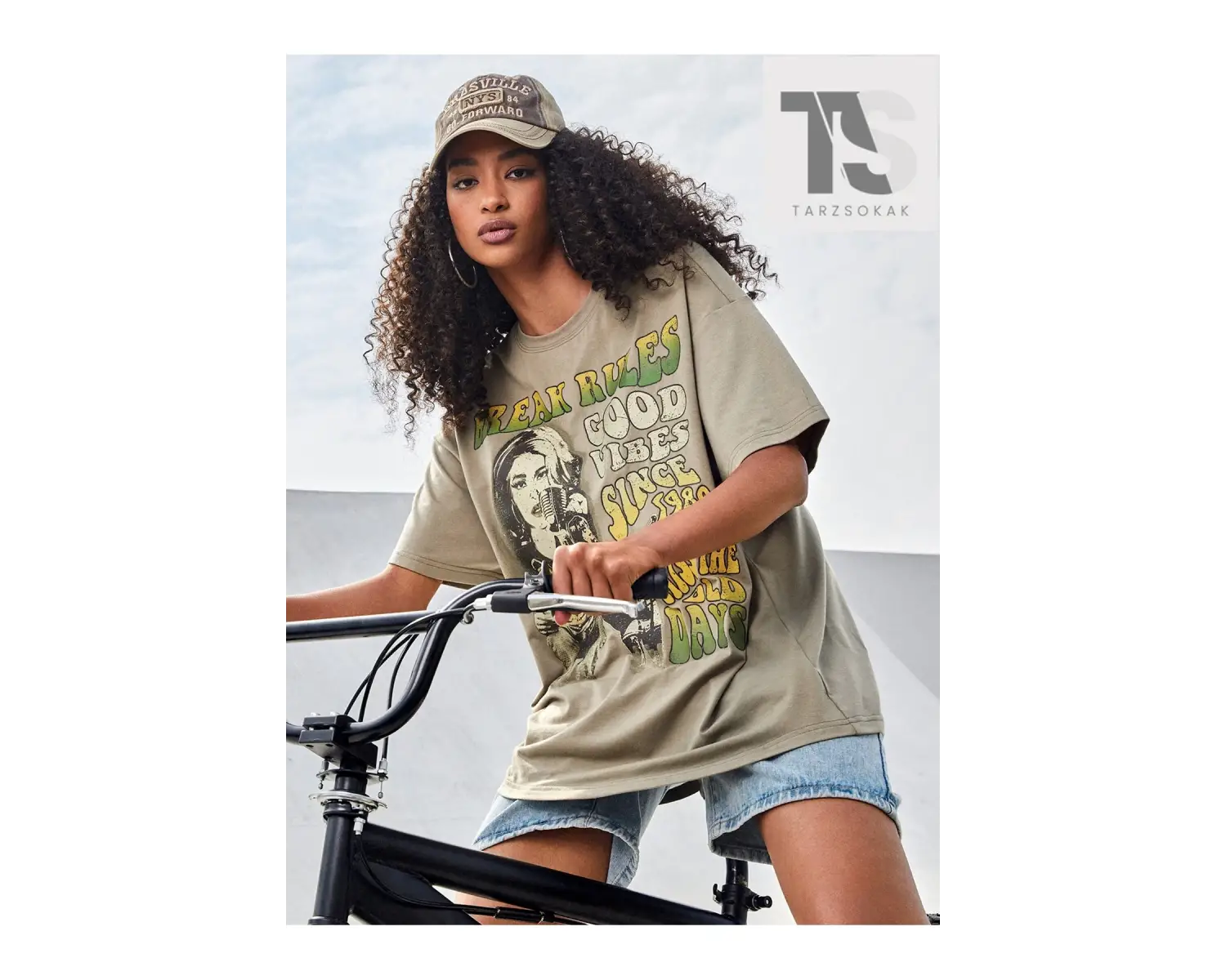 Ayı ve Mektup Grafikli Düşük Omuz Oversize Tişört