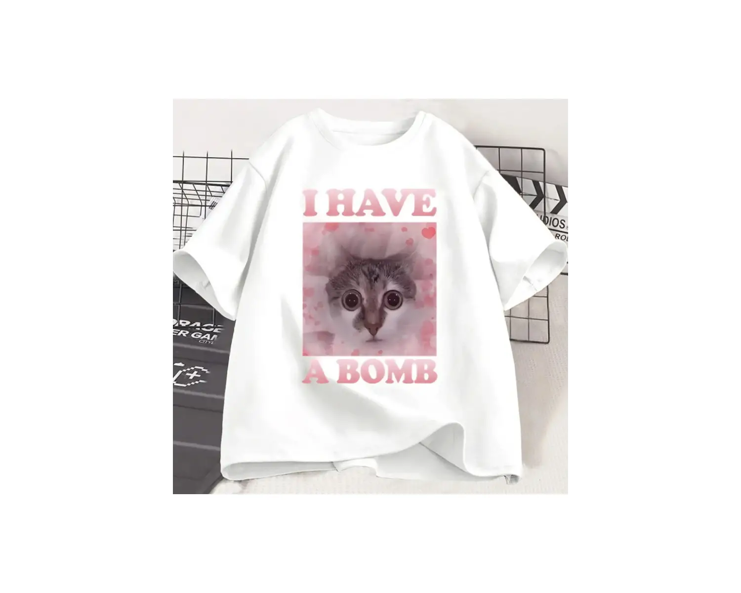 Beyaz Bir Bomba Var Komik Kedi Dank Meme Tee Kedi Lover Unhinged Çirkin