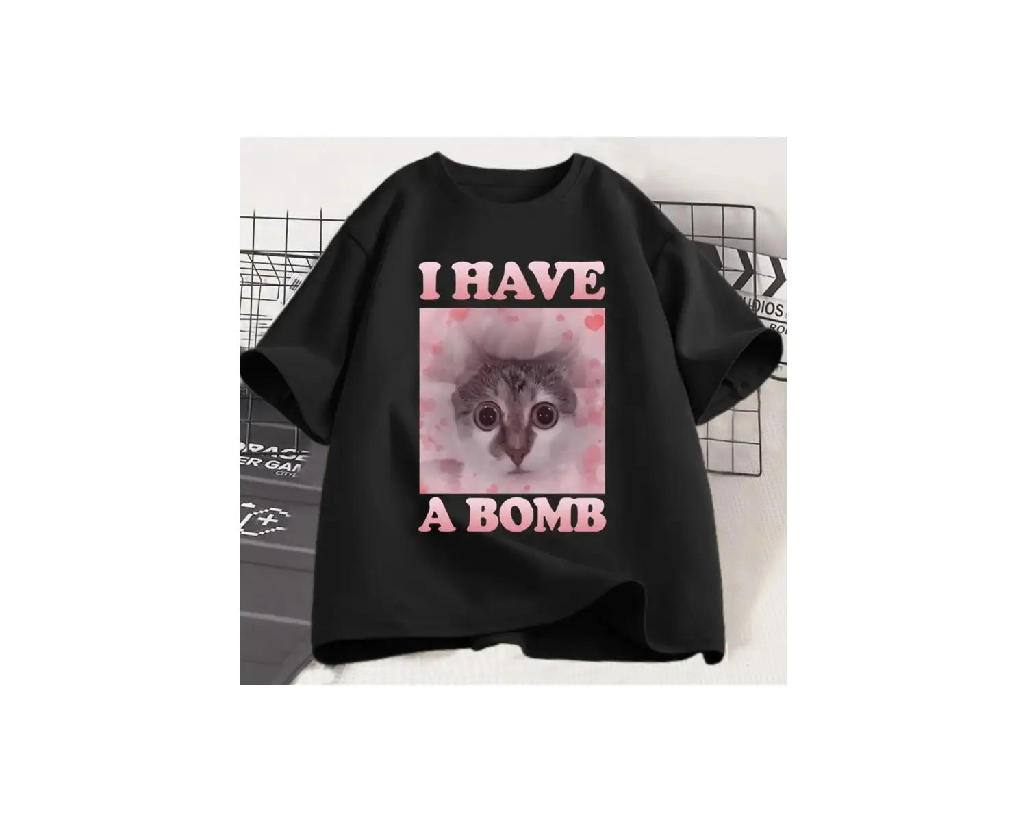 Beyaz Bir Bomba Var Komik Kedi Dank Meme Tee Kedi Lover Unhinged Çirkin