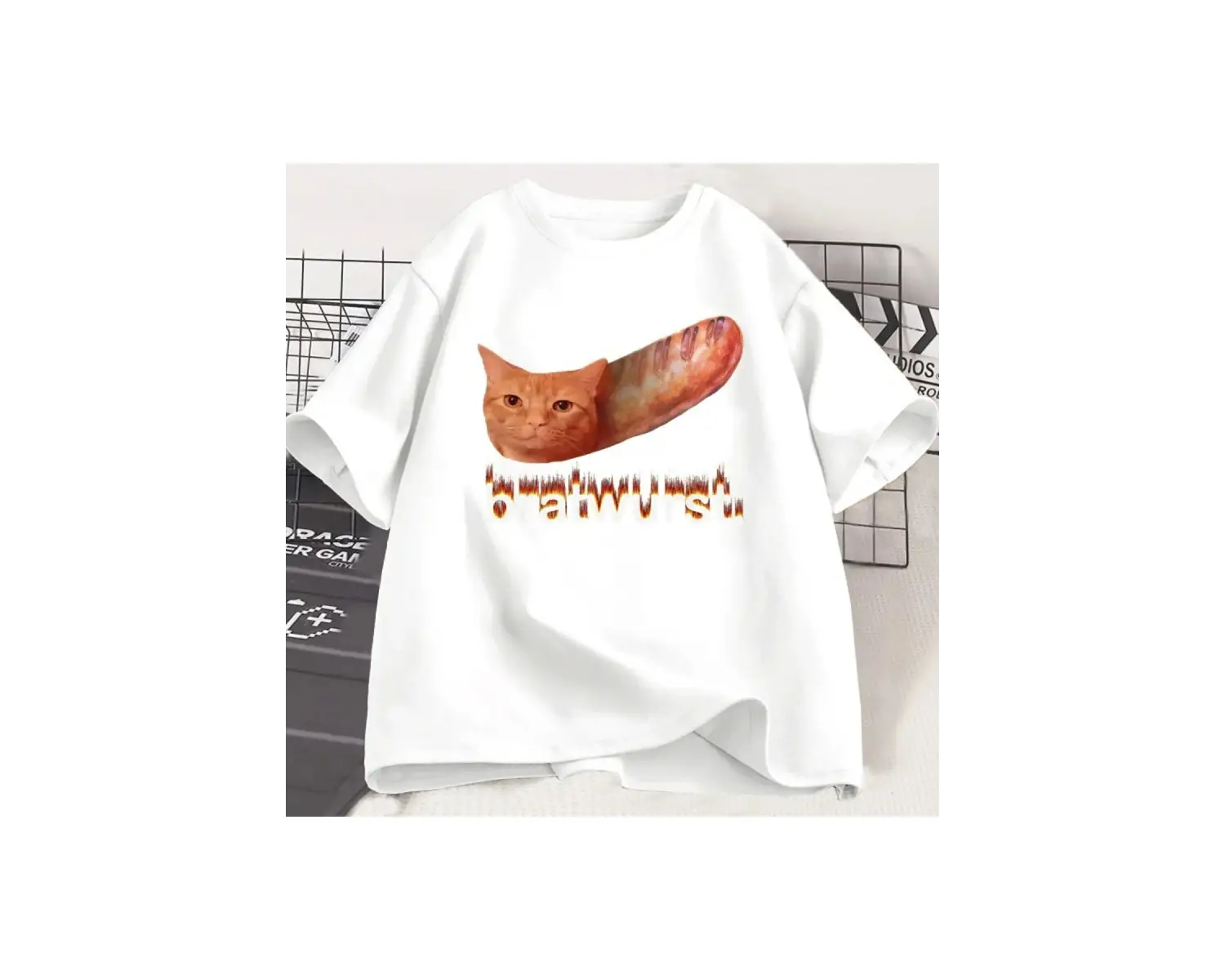 Beyaz Bratwurst Komik Kedi Emoji Unhinged Ekonomi Koleji Komik Grafik Kısa Ko