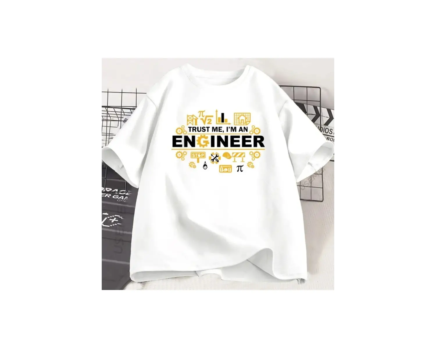 Beyaz Güven Bana Ben Bir Mühendisim Komik Mühendis Mizah Grafik Tee Yuvarlak Boy
