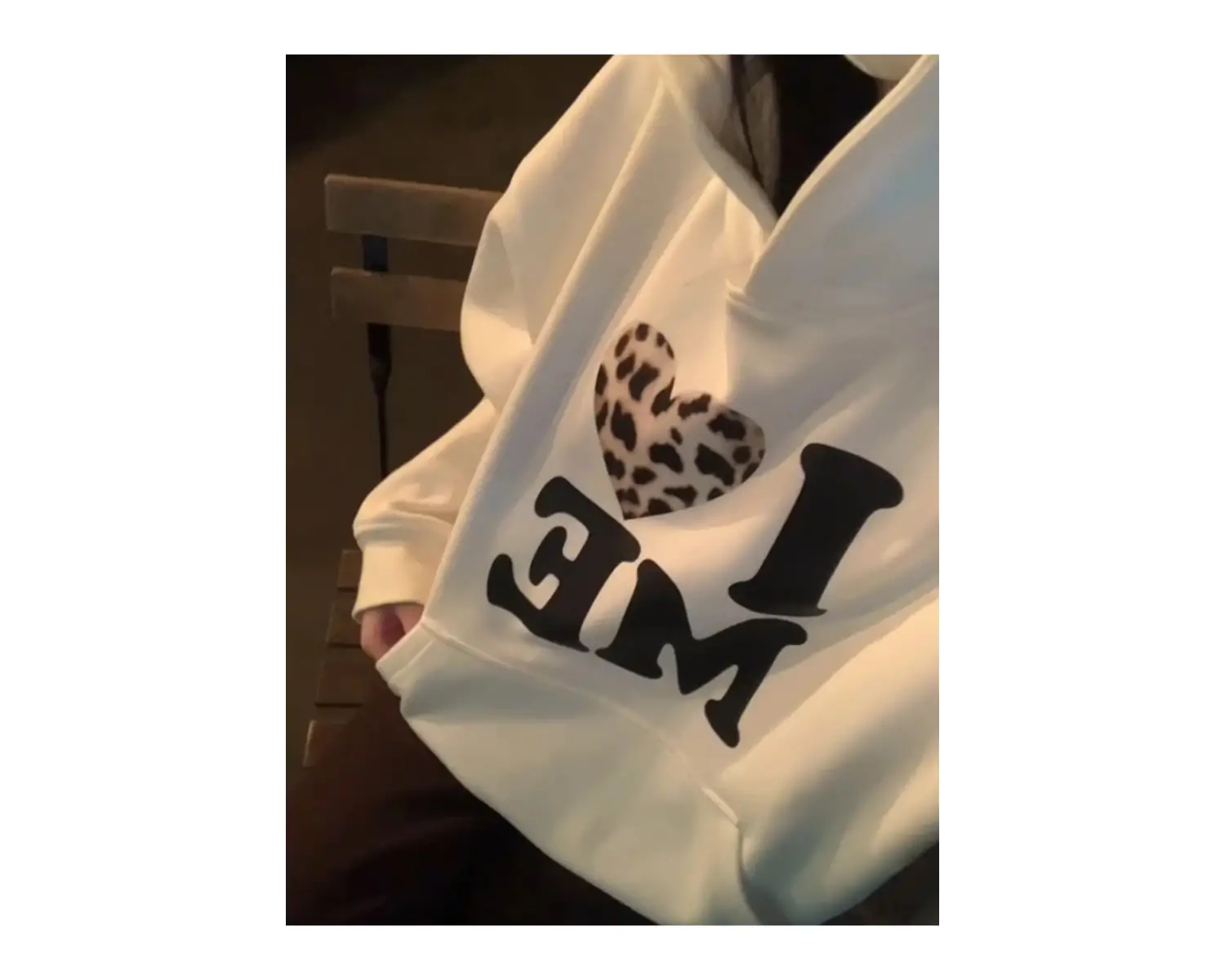 Beyaz Kore Serisi Şık Leopar Baskı Harfler