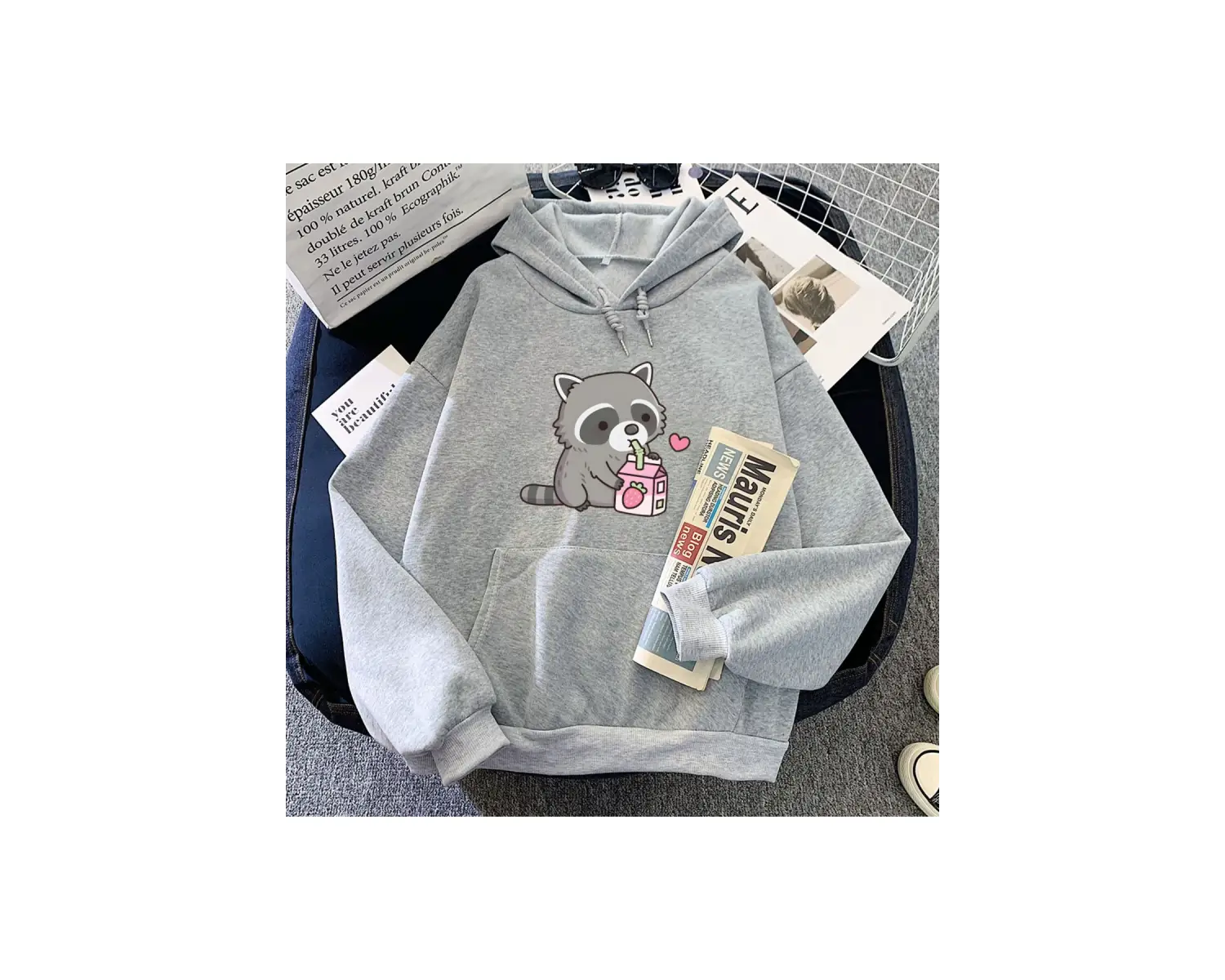 Beyaz Sevimli Rakun İçme Çilek Sütü Hoodies Kawaii GrafikKarikatür