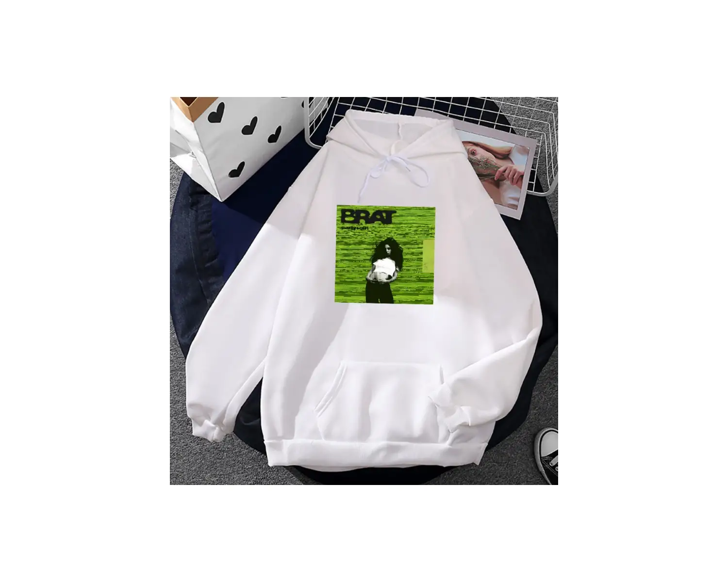 Beyaz Unisex Pop müzik şarkıcı Charli XCX hayranları için albümü Brat grafik baskı il