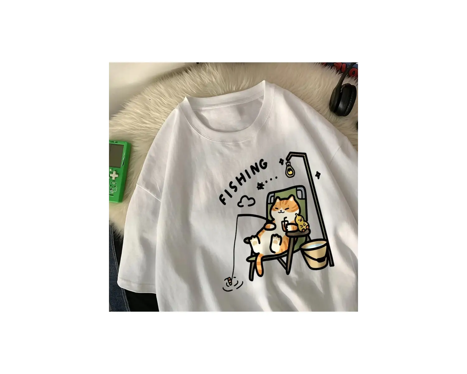 Beyaz Yavru Kedi Balık Tutuyor Karikatür Baskı Gevşek O-Boyun Yumuşak Kısa Ko