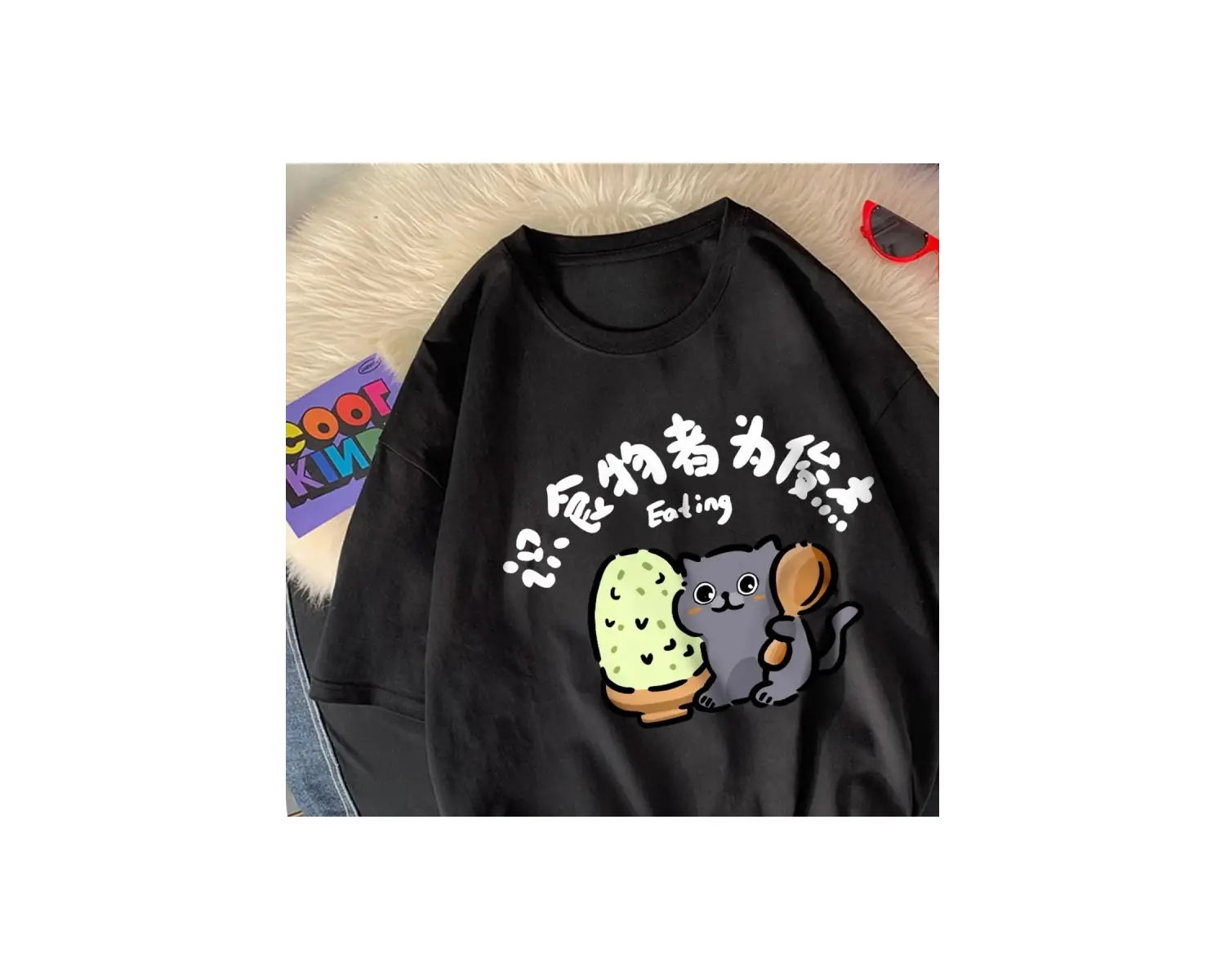 Beyaz Yavru Kedi Bir Kaşık ile Yiyor lu an Karikatür BaskıYumuşak