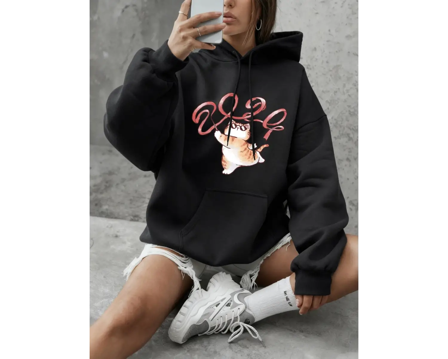 Bir Kedi Kurdele Çalıyor Baskılı Tişörtü Kadın Temel Ürünleri Bisiklet Yaka Kapüşonlu Üstler