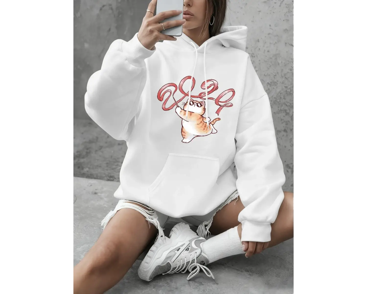 Bir Kedi Kurdele Çalıyor Baskılı Tişörtü Kadın Temel Ürünleri Bisiklet Yaka Kapüşonlu Üstler