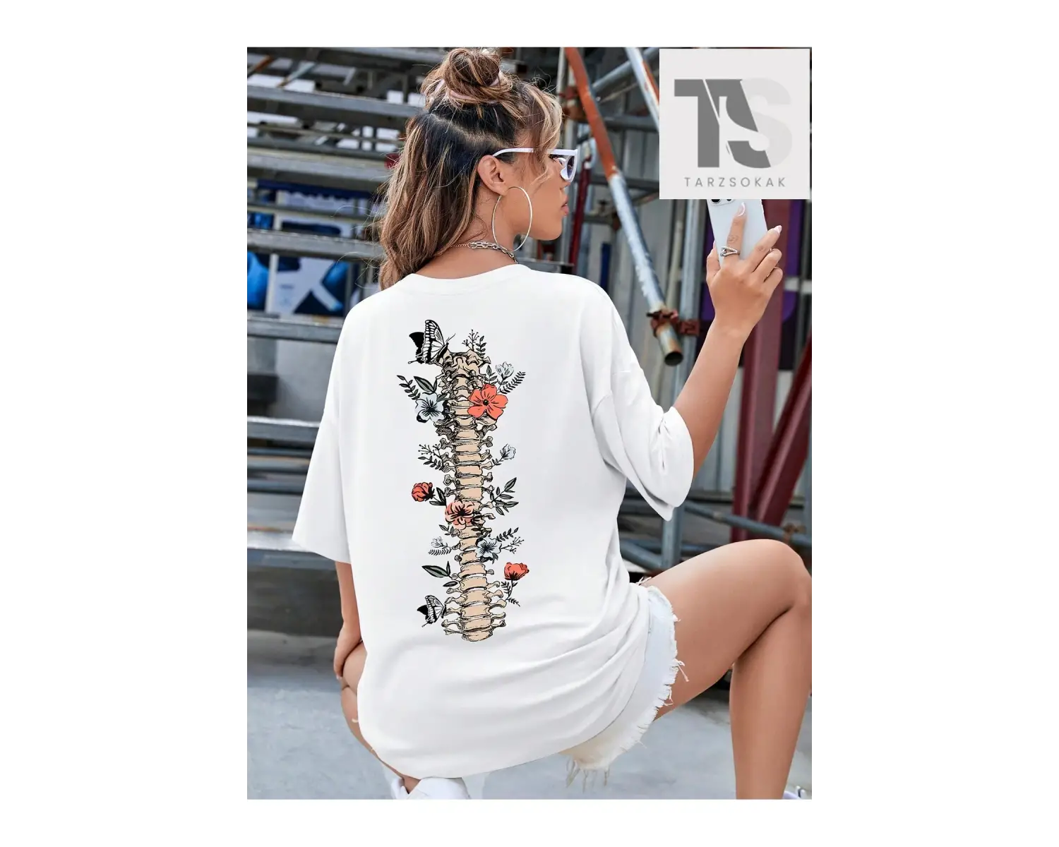 Çiçek ve İskelet Desenli Düşük Omuzlu Tişört