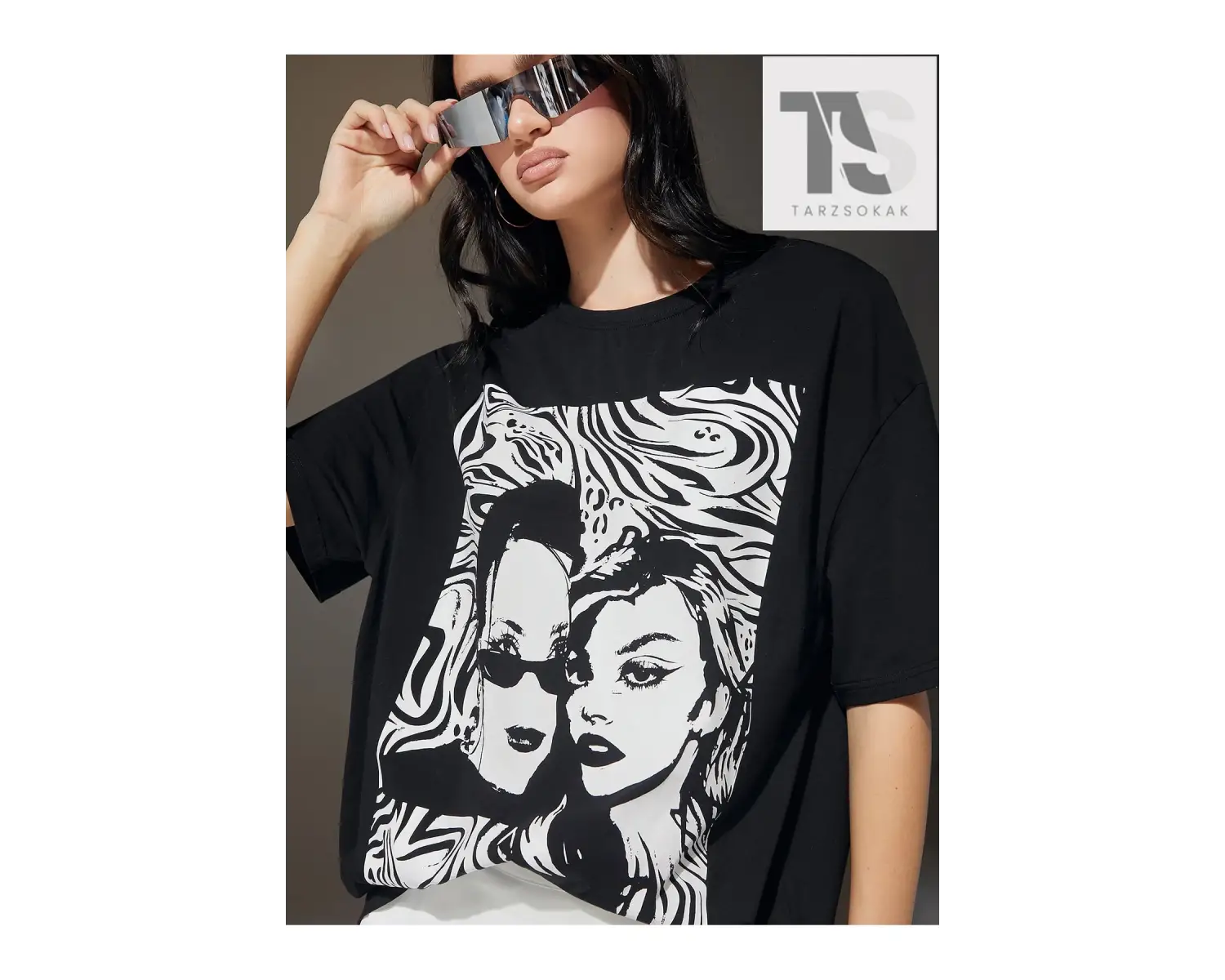 Coolane Şekil Grafikli Düşük Omuzlu Tişört