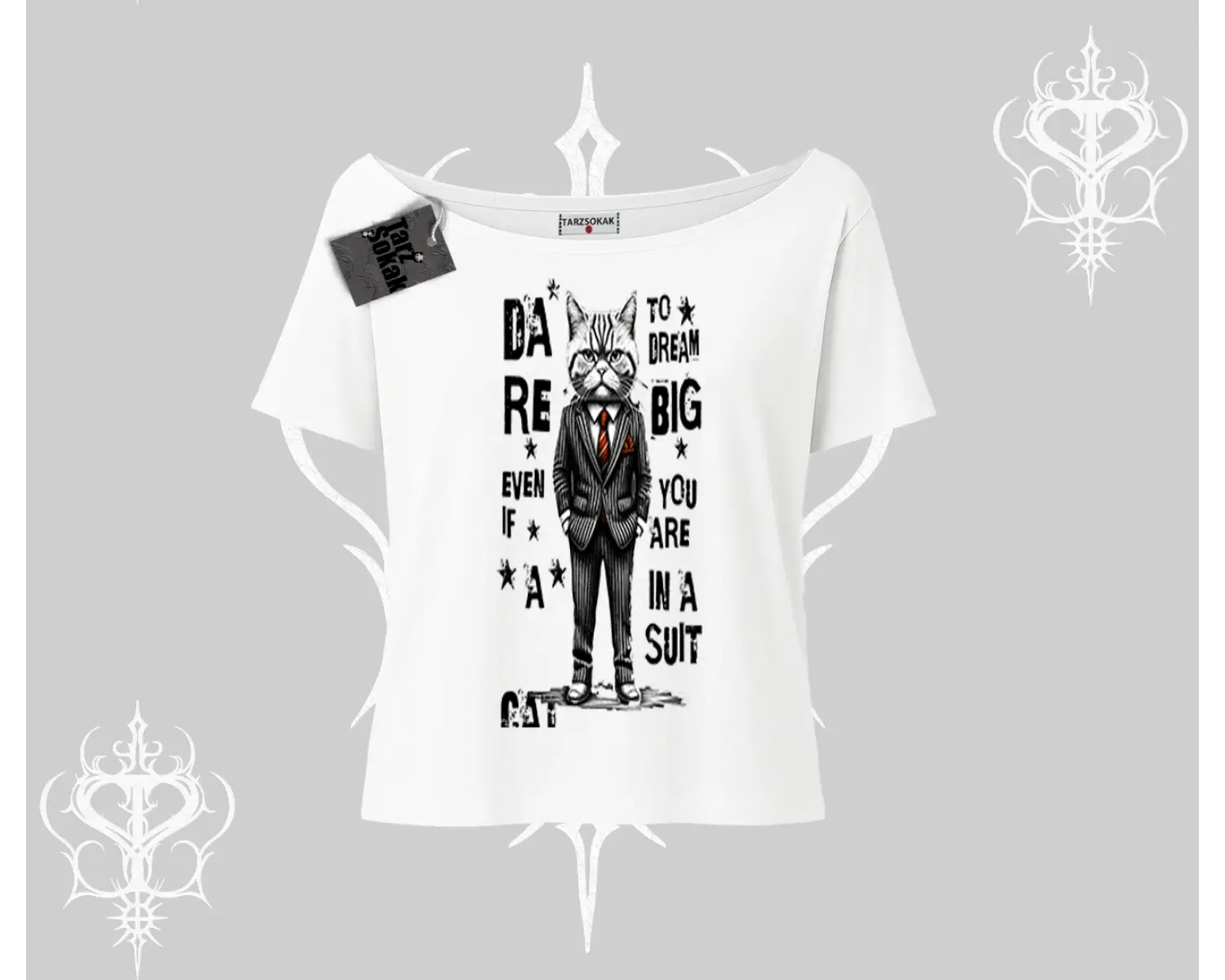 Dream Big Yazılı Takım Elbiseli Kedi Baskılı Kayık Yaka Tshirt