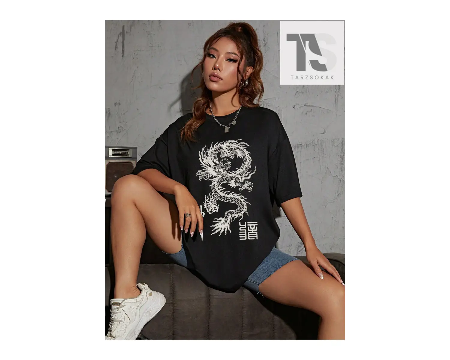 Ejderha ve Harf Grafikli Düşük Omuzlu Tişört