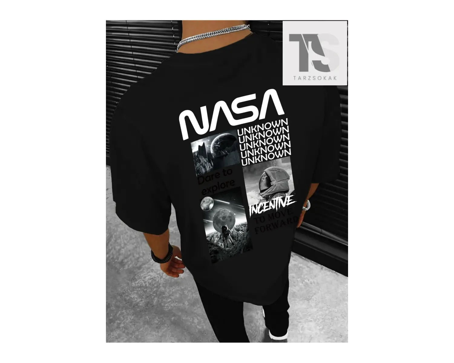 Erkek Astronot ve Slogan Grafikli Düşük Omuz Tişörtü