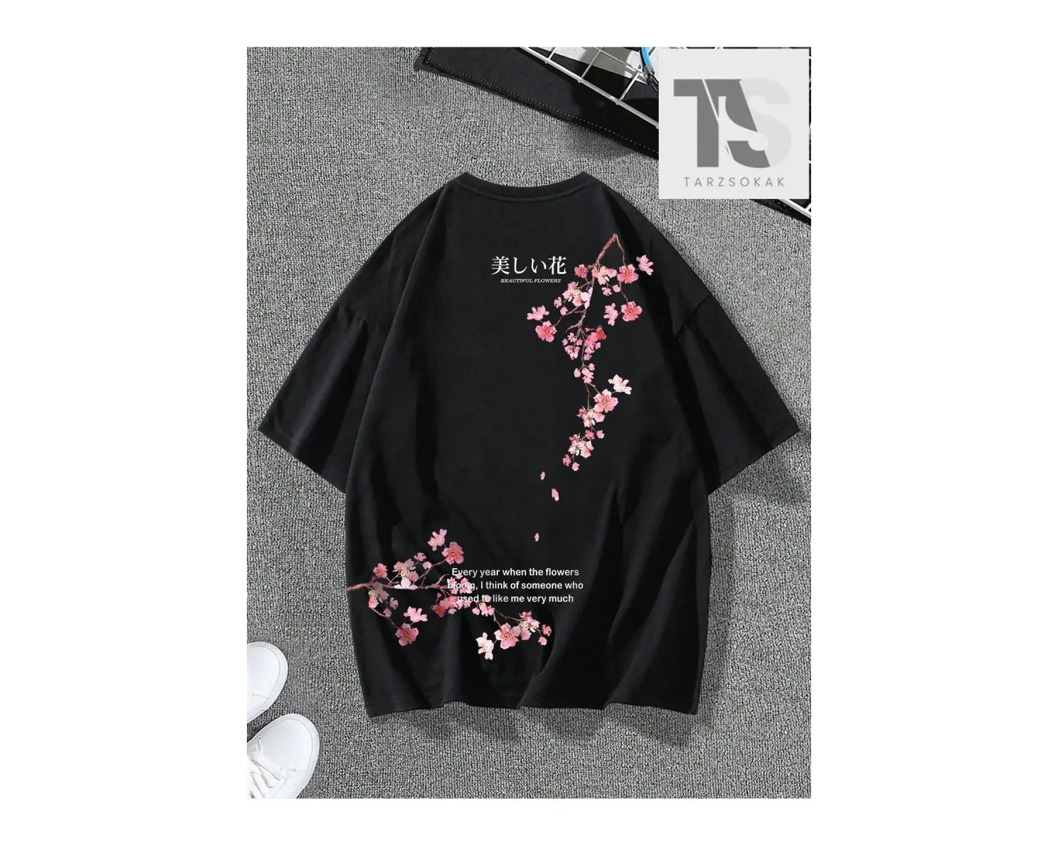 Erkek Çiçek ve Slogan Grafikli Düşük Omuz Tişörtü