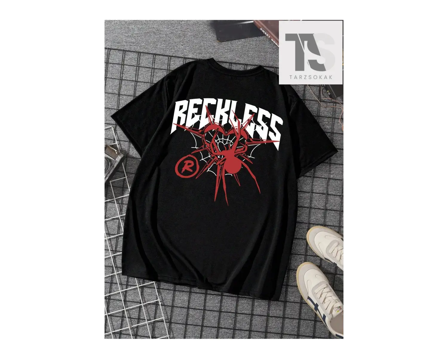 Erkek Göz ve Harf Baskılı Yuvarlak Yaka Tişört