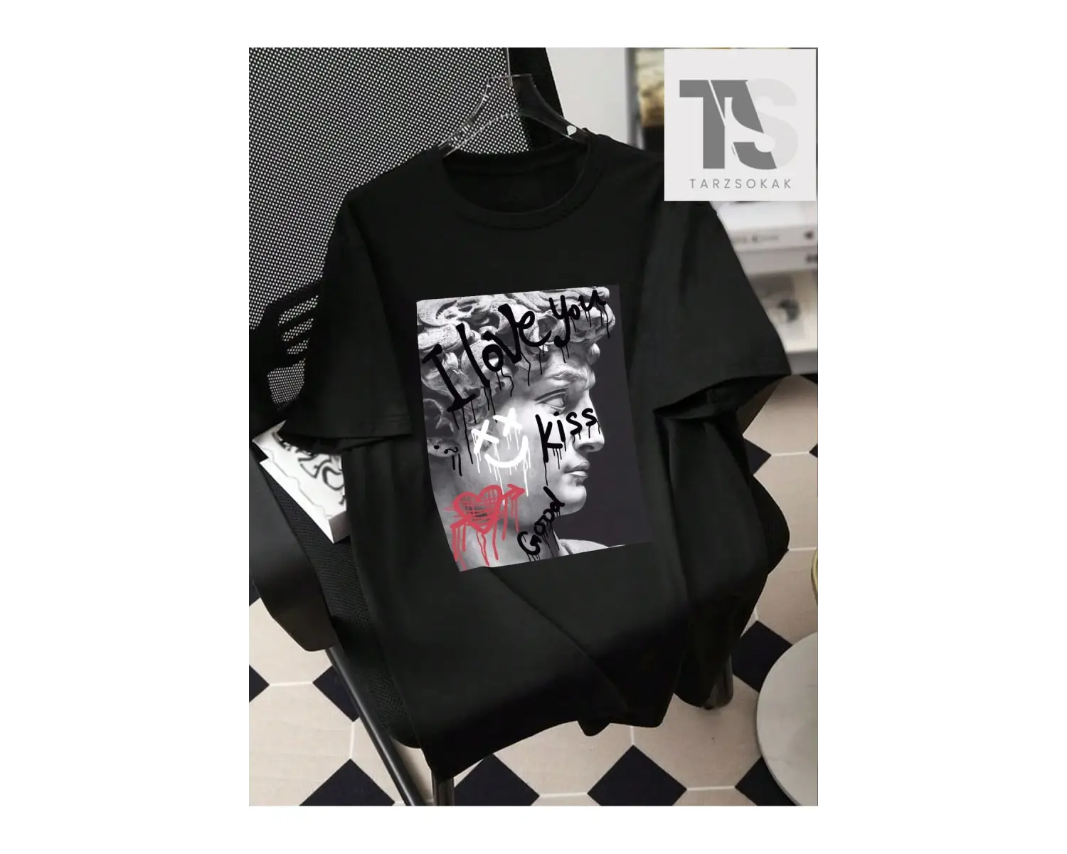 Erkek Heykel Ve Yazı Baskılı T-Shirt