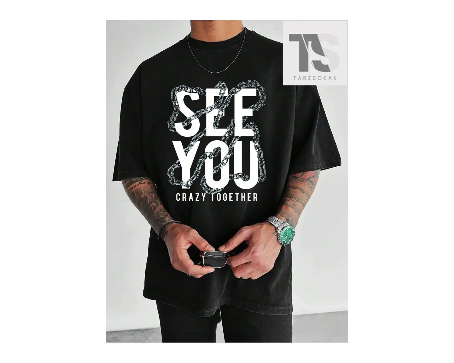 Erkek Zincir ve Harf Baskılı Yuvarlak Yaka Kısa Kollu Tişört