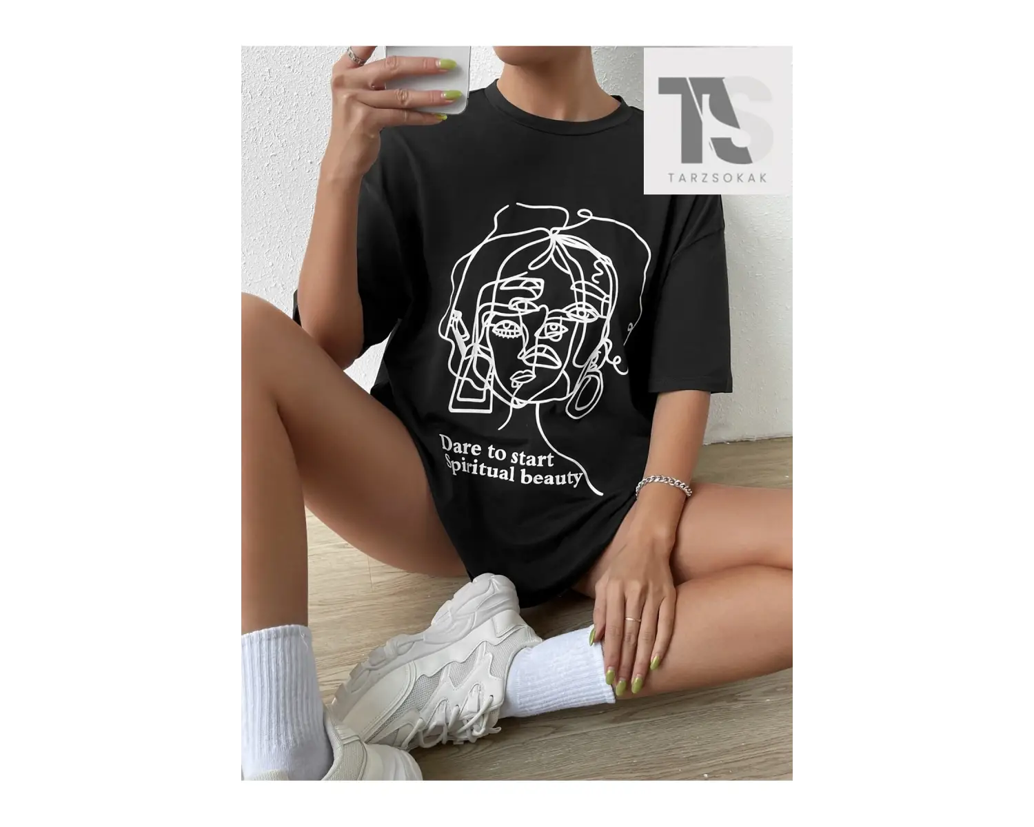 Figür ve Slogan Grafikli Düşük Omuzlu Tişört