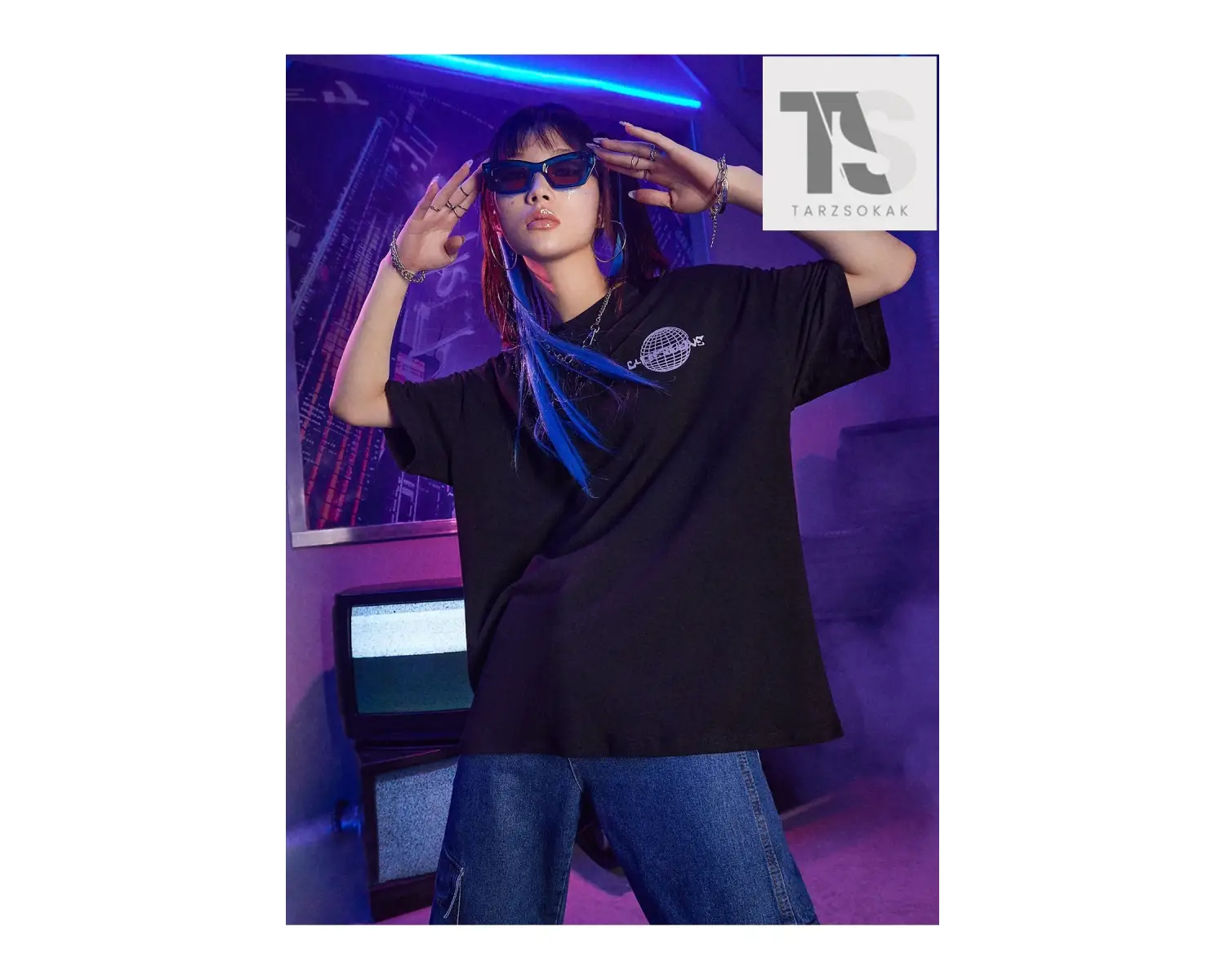 Grunge Punk Figürü ve Slogan Grafikli Düşük Omuzlu Tişört