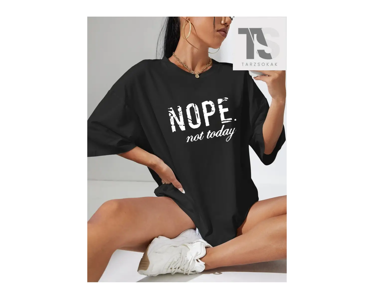 Harf Grafikli Düşük Omuzlu Tişört