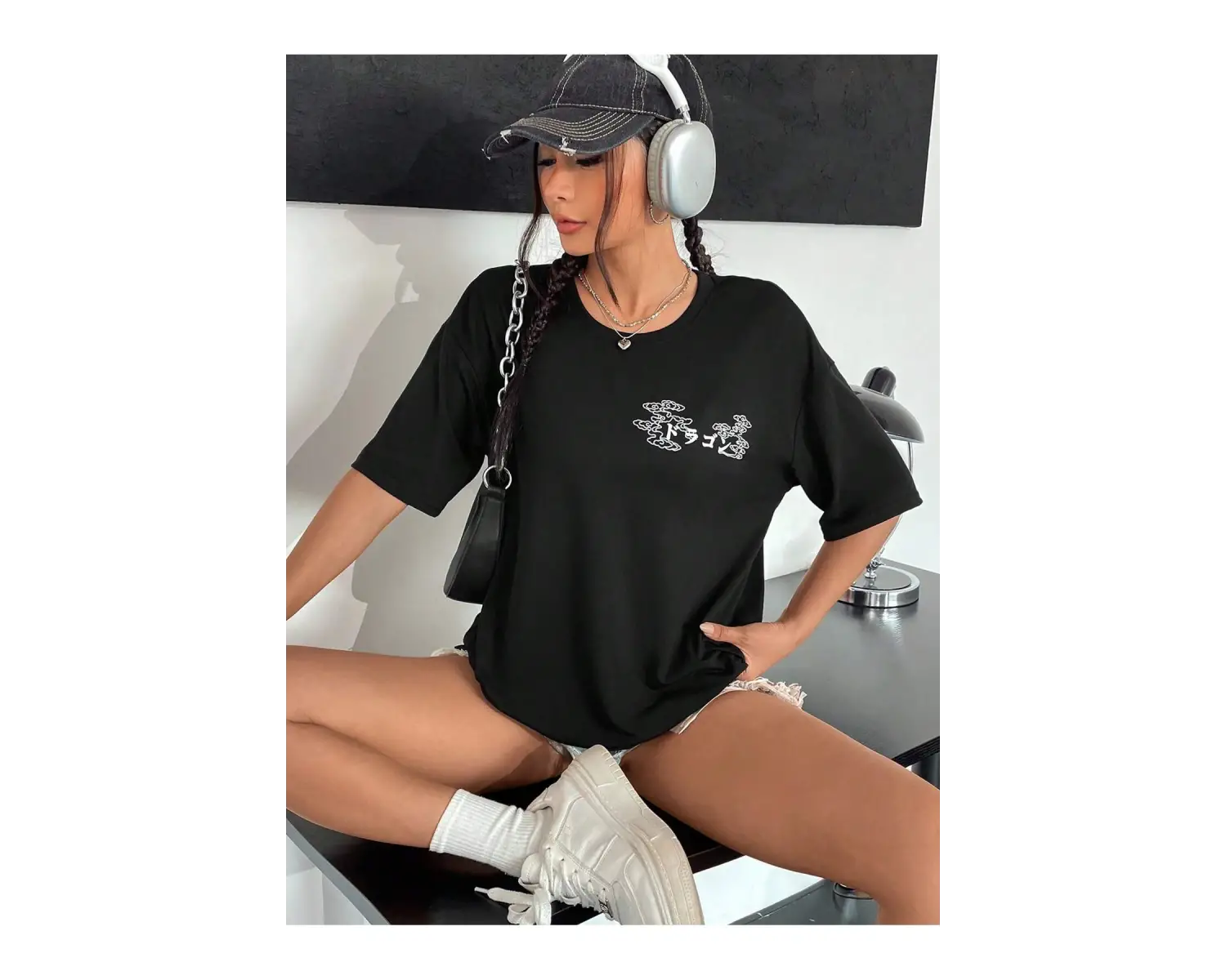 Harf Grafikli Düşük Omuzlu Tişört