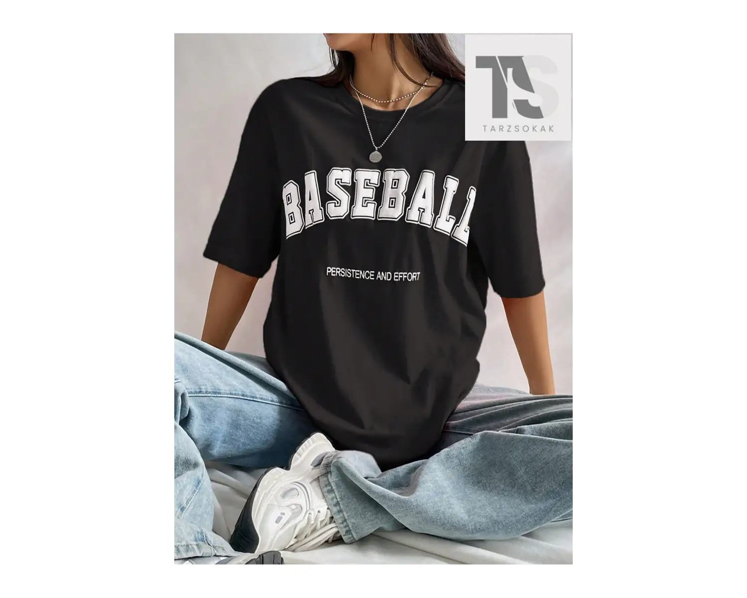 Harf Grafikli Düşük Omuzlu Tişört