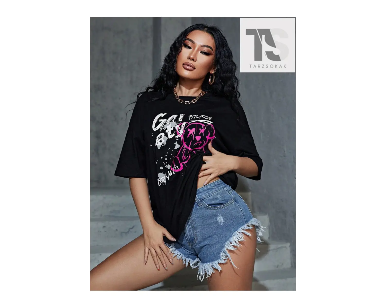 Harf Grafikli Düşük Omuzlu Tişört