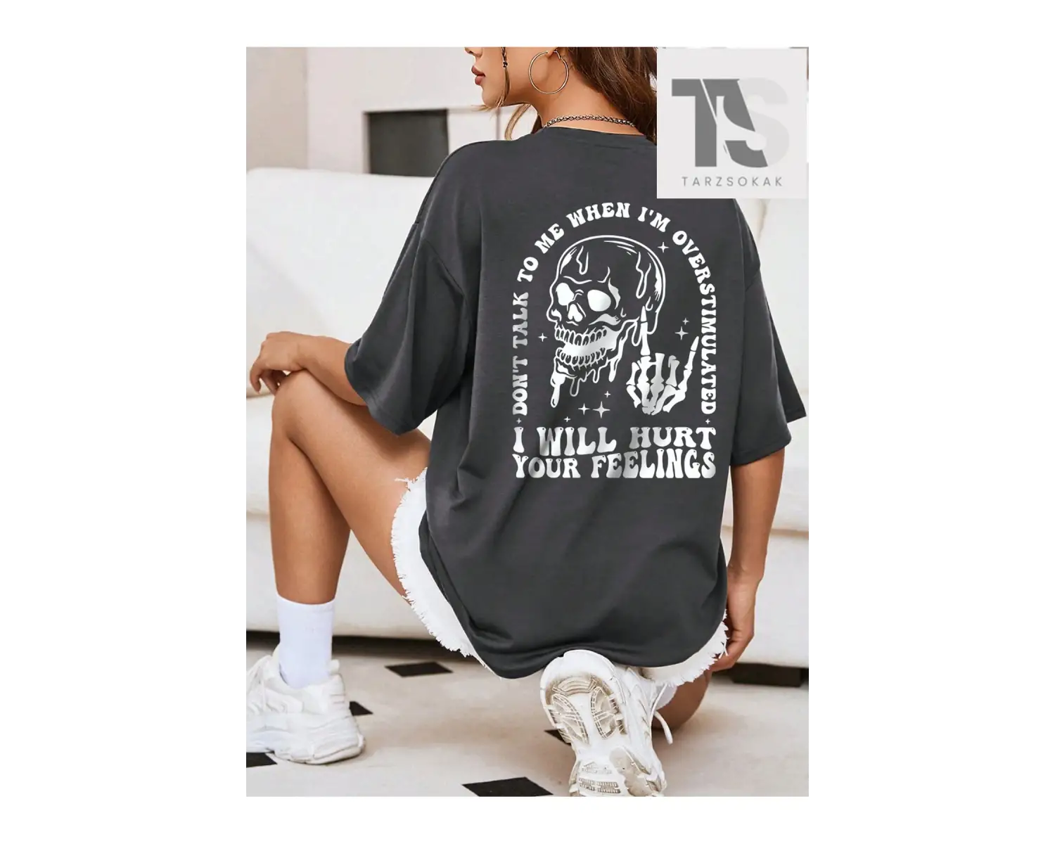 Harf Grafikli Düşük Omuzlu Tişört