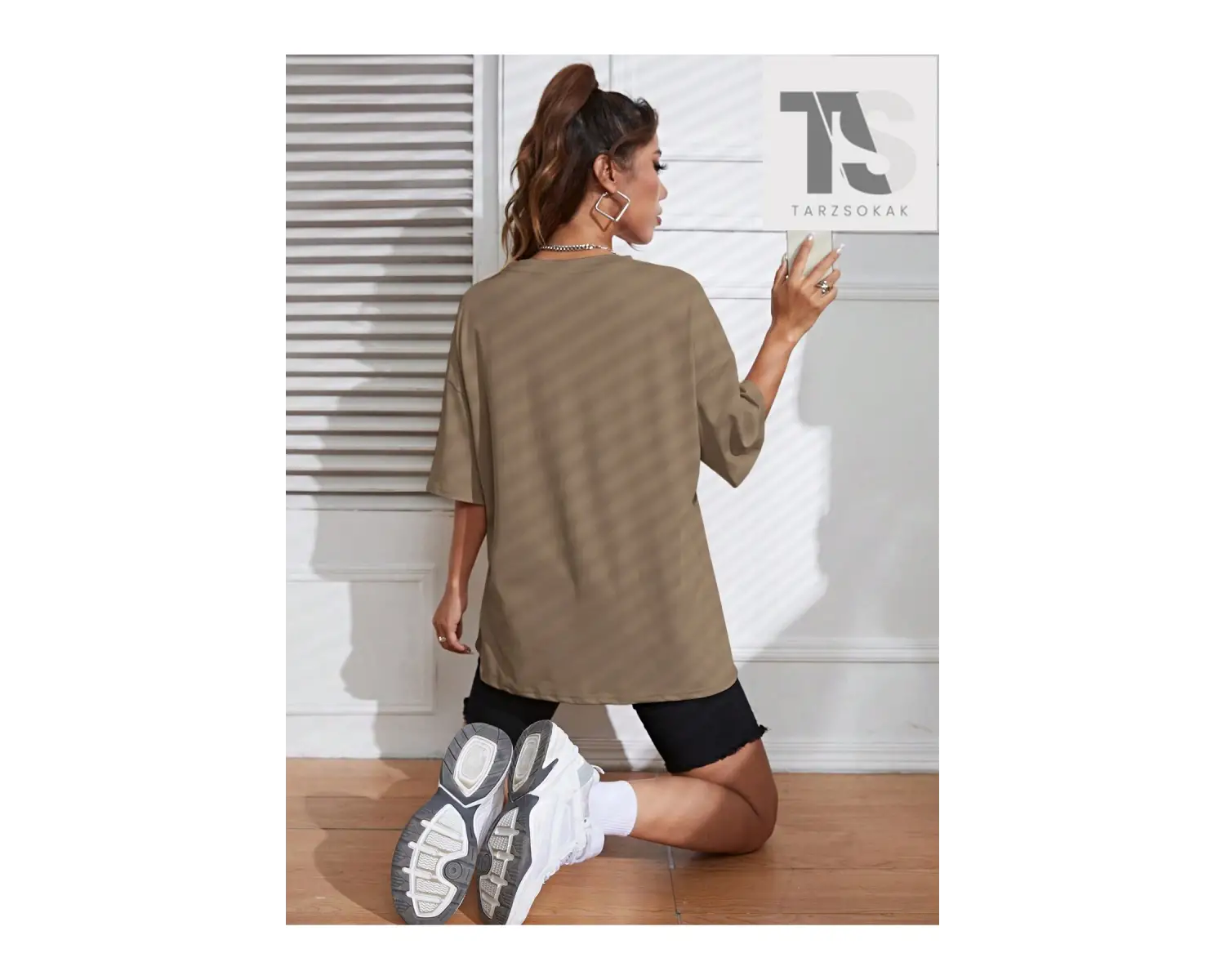 Harf Grafikli Düşük Omuzlu Tişört