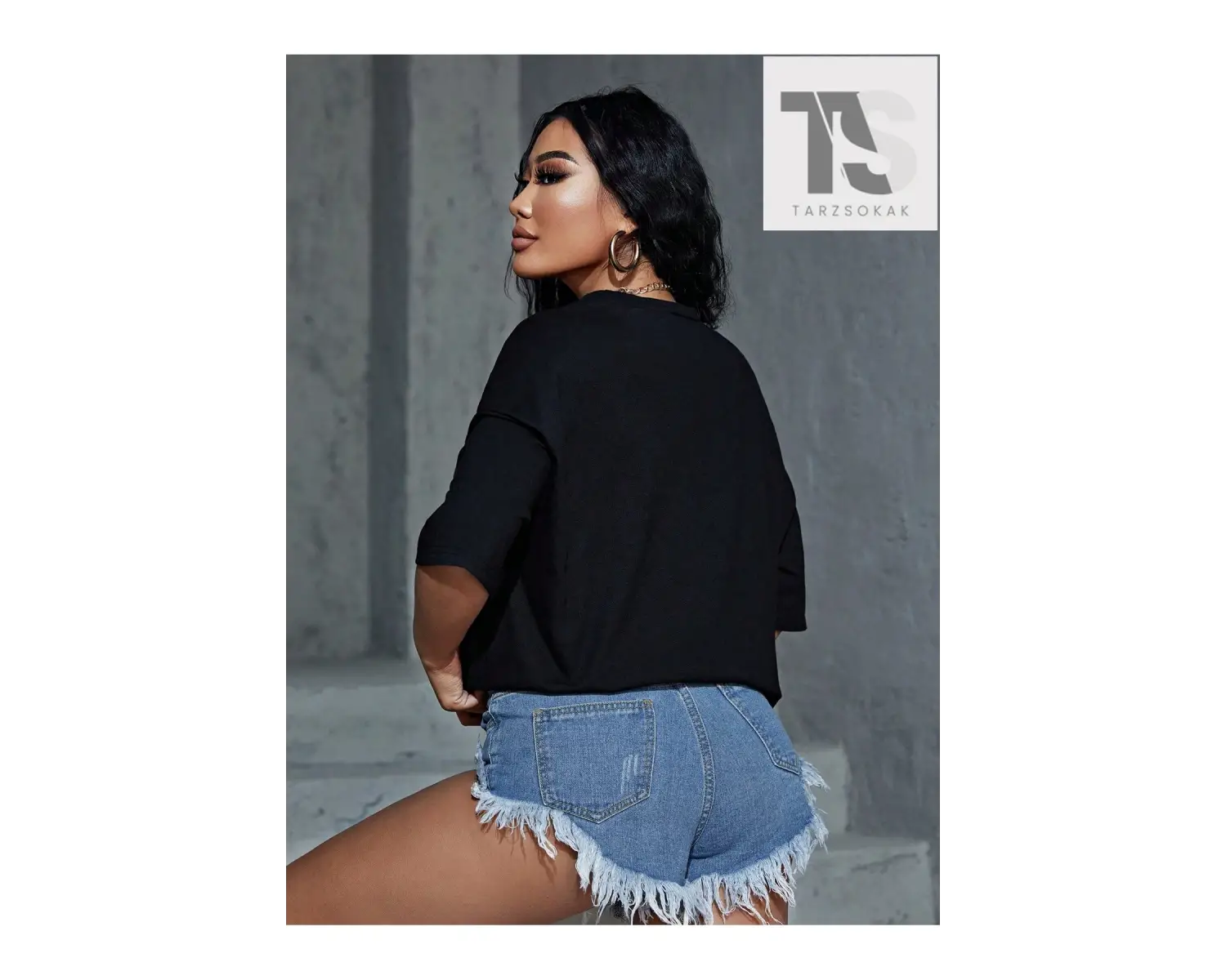 Harf Grafikli Düşük Omuzlu Tişört