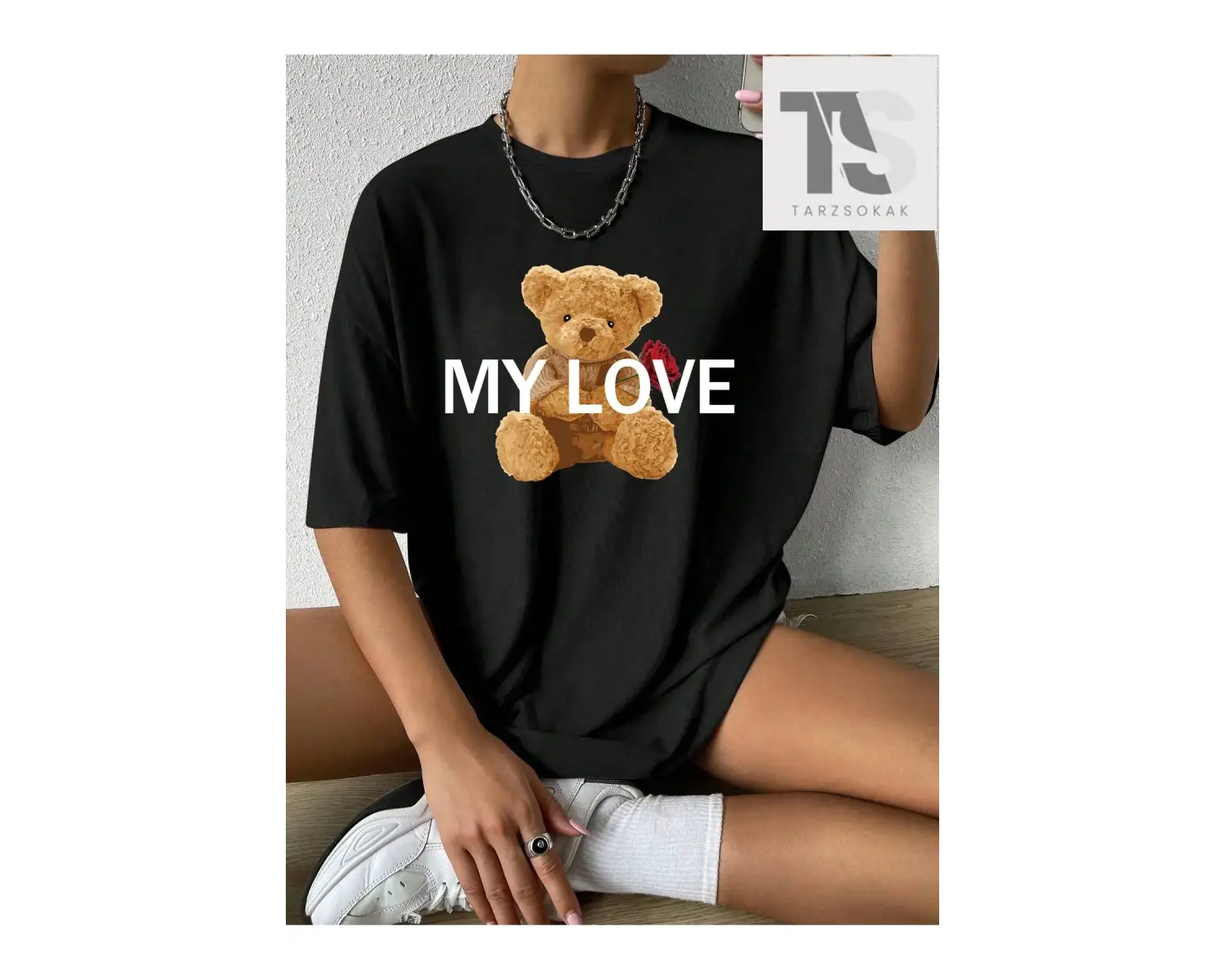 Isabela Escobar Mektup Şekilli Grafik Düşük Omuzlu Tişört