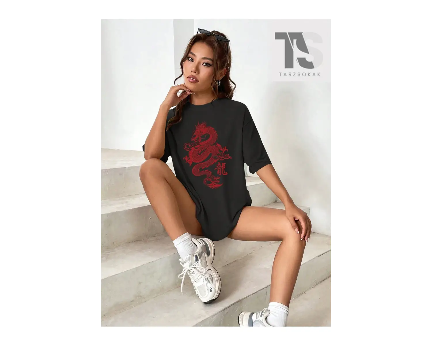 Isabela Escobar Mektup Şekilli Grafik Düşük Omuzlu Tişört