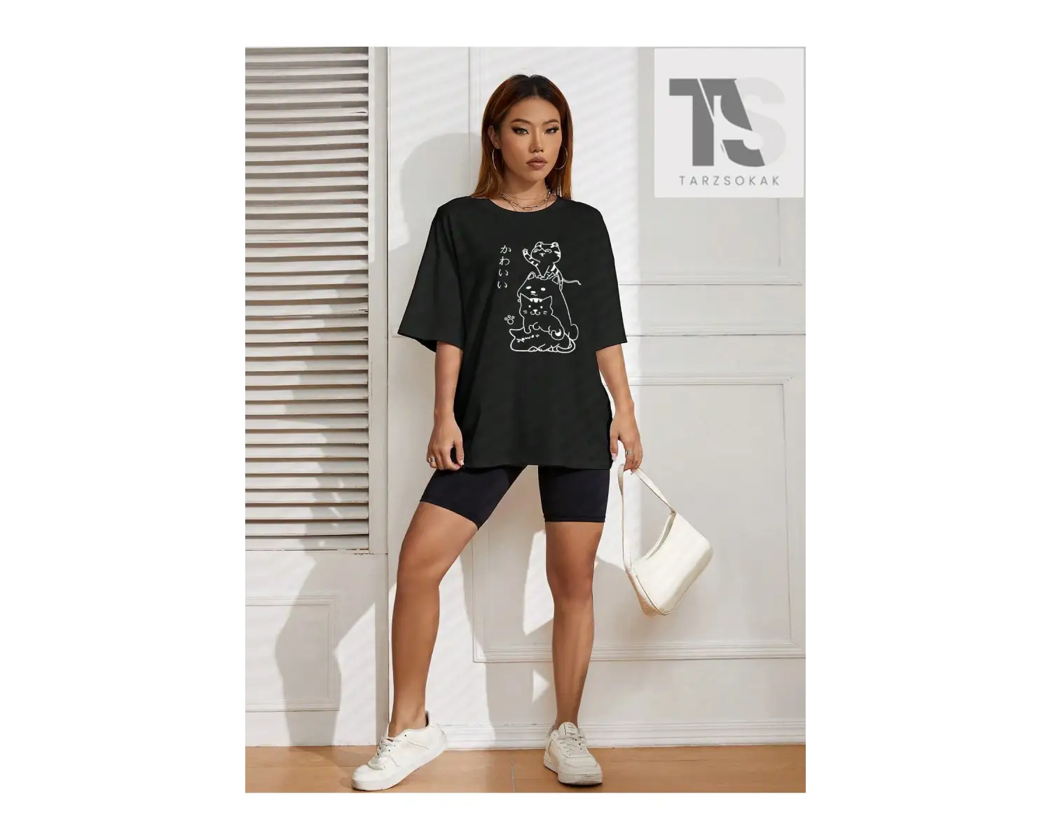 Japon Harfli ve Karikatür Grafikli Düşük Omuzlu Tişört